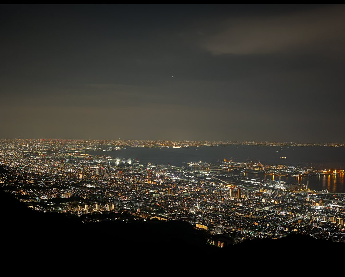 【ユースクリニック】
六甲山に登るつもりが間違えて摩耶ケーブルで摩耶山山頂へ！神戸大学の思い出の景色。原点に返るために来たのですが山を間違えました😳！
また来年、六甲山に改めて登ります😊
今日の摩耶山の景色は絶景でした🌃＃ユースクリニック　＃ユース  ＃ユース保健室　＃居場所　＃若者