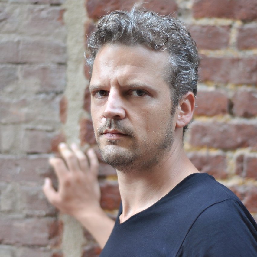 altyazidergisi's tweet image. Evinde silahlı saldırıya uğrayan yönetmen Seren Yüce, hayati tehlikesi bulunmamakla birlikte ameliyata alındı. Kendisine acil şifalar diliyor, saldırının tüm yönleriyle aydınlatılmasını bekliyoruz.