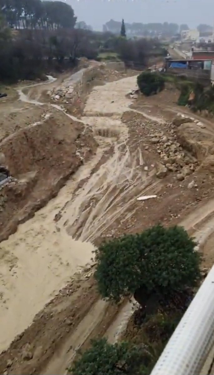 MAlpelicano's tweet image. Son capaces de construir un circuito de Fórmula 1 en seis meses, pero no pueden canalizar 200 metros del barranco del Poyo en más de 1 año.
El político sólo se mueve por dinero, les importamos una mierda.