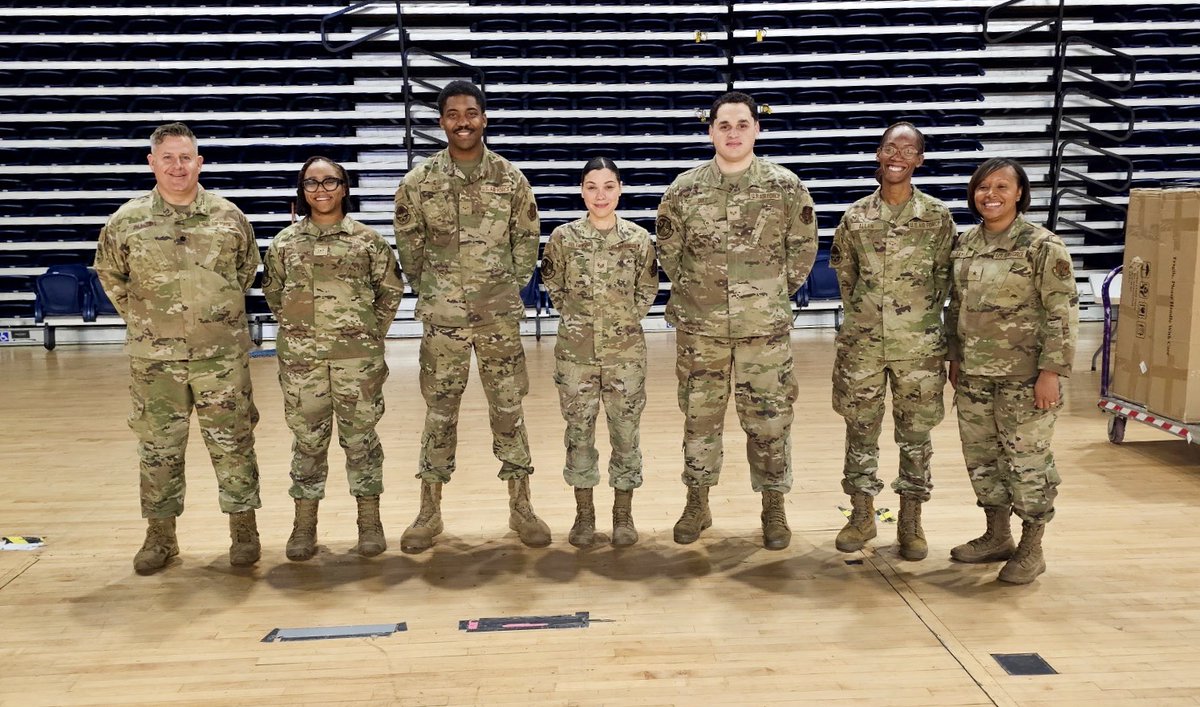 DCGuard1802's tweet image. #Resource connectors!

Brig. Gen. Natasha S. Taylor, Director of Joint Staff-JFHQ, recognized the J9 Resiliency Team for their efforts in support of JTF-DC during the #holidayseason. In essence, the J9 ensures troops are taken care of while in the nation's capital amid #DCSafe.