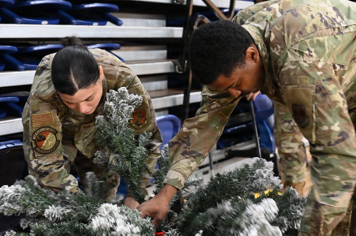 DCGuard1802's tweet image. #Resource connectors!

Brig. Gen. Natasha S. Taylor, Director of Joint Staff-JFHQ, recognized the J9 Resiliency Team for their efforts in support of JTF-DC during the #holidayseason. In essence, the J9 ensures troops are taken care of while in the nation's capital amid #DCSafe.