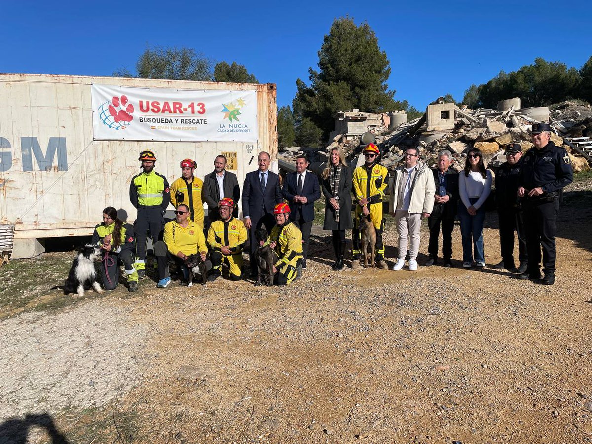 USAR13DYA's tweet photo. Visita del Conseller de Emergencias al campo de entrenamiento en estructuras colapsadas con el director general de emergencias, concejalía y alcalde de @LaNuciaES para conocer de primera mano las instalaciones y el trabajo que realiza #usar13. #juntossomosmasfuertes #usar https://t.co/JWpfHYx37p