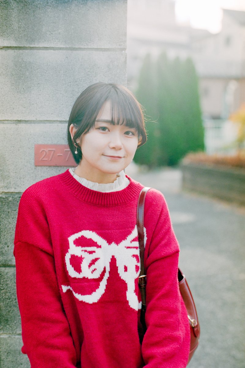 TAMA_20200726's tweet photo. 良いレンズを付けて、
好きなフィルムを詰め、
撮りたい人を撮る。

僕の写真はこれで完結。

作品性は無く、評価されることもまぁ無いけど、写真に写ってくれた人のお気に召す1枚があれば良いなと思っている。

弱った視力でも撮れるうちは…もう少し続けていきたい。

m：まお(__ma._.oo__／IG) https://t.co/0SIOMlC0Bi