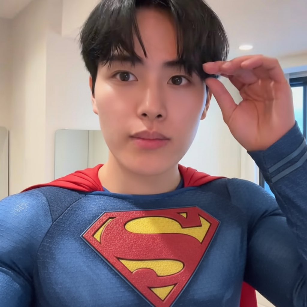 EvaMay2mar's tweet photo. Shun is so cute, thinking that a pair of glasses will disguise who he really is! 🫠 Like Superman into Clark Kent. Adorably delusional 🤣❤️ #ShunNakanishi #Dai_Shun #DaiShun 

https://t.co/EyIkCTWbWu https://t.co/mGBz3Gxlqr