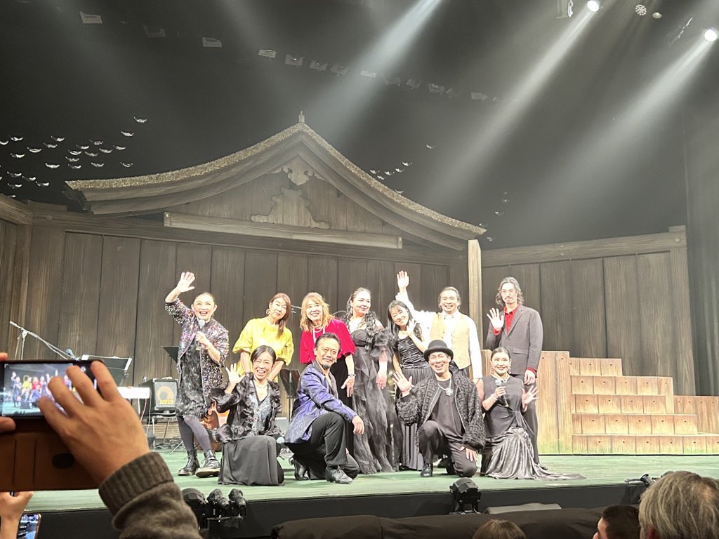 m_now07's tweet photo. 母からのクリスマスプレゼントとして《JAZZ NIGHT 2025》行ってきた🎁
普段ジャズに馴染みがなくても、楽しめる時間でした✨
レディーバードさんの生演奏素敵だったな．鶴姫キャストさんのダンス、歌も素敵だったな．と、
余韻がすごかった…✧₊⁎⁺˳✧

#ジャズナイト
 #坊っちゃん劇場 https://t.co/Uzf1qf6b1k