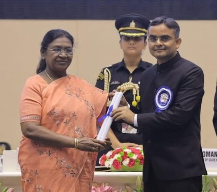 YTKDIndia's tweet photo. Welcome to PM’s constituency, Varanasi.

DM of Varanasi received an award from President of India at National Water Awards.

Varanasi secured 2nd place in the Water Harvesting category and received ₹2 Crore as prize money.

Reality check on the Jal Shakti website:
👉 Same photo reused for multiple locations
👉 No visible work on the ground
👉 Zero verification

The key questions are: how did this pass verification and why did no one check it?

This is a clear case of CORRUPTION.