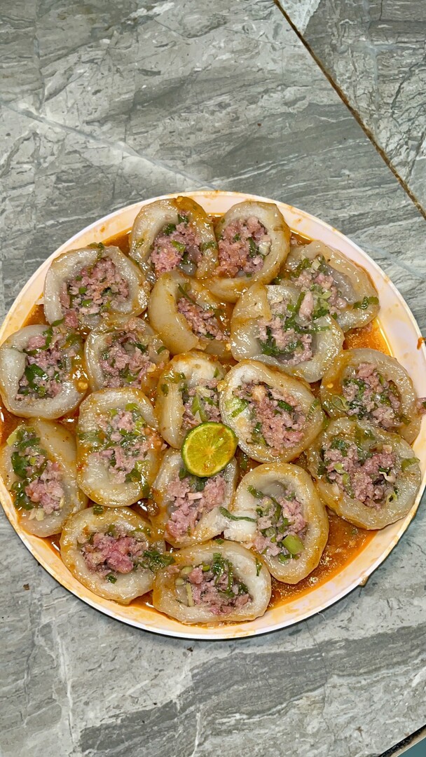 FOOD_FESS's tweet image. Cilok isi daging ❎️ isi daging ✅️ 
Guis kalian lebih suka yg gmn? Jujur aku baru nemu cilok isinya daging full gini👏😭