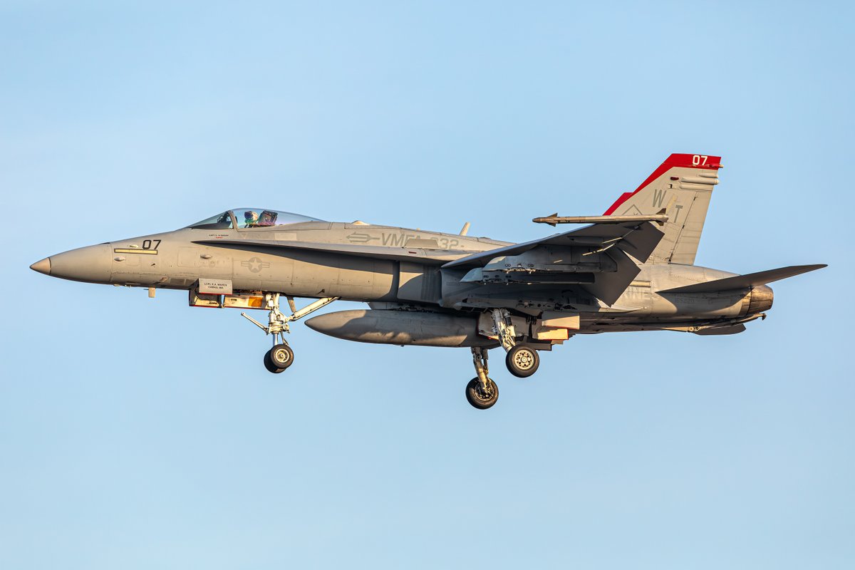 AKM_7D's tweet image. 2025.12.30 厚木基地
VMFA-232 "Red Devils" WT07,WT11,WT10,WT24

ランチェンに泣かされた1日でした。
明日も風向き微妙😔

#厚木基地