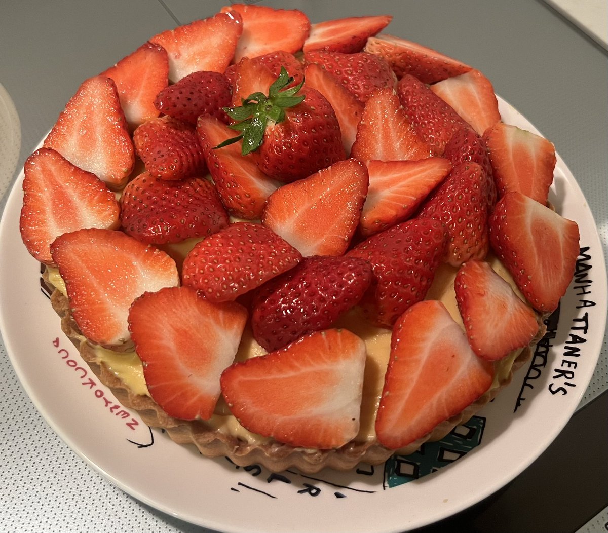 やることなさすぎて作ってしまったイチゴのタルトケーキ🍓