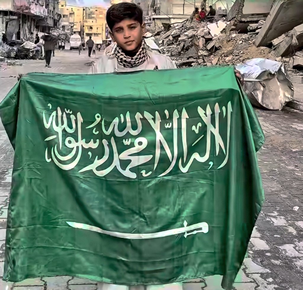 لنا في السعودية قبلة ونبي"
لنا في السعودية أُحد" وأبو بكر  و عمر وعثمان وعلي وعائشة 
لنا في السعودية زمزم وصحب آل بيت كريم"
لنا في السعودية امتداد قبائل وإخوة وعرق عروبة..
#السعوديه_العظمي
من غزة🇵🇸 نرسل لكم سلامنا 🖐️
ونسأل الله أن يحفظكم 🤲