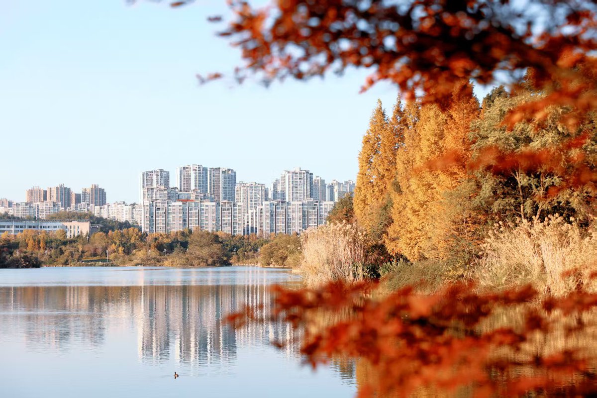 這個冬天 共赴一場貴陽之約
2025年12月31日-2026年3月31日，貴陽市元旦春節文商體旅融合各類活動豐富多彩。這個冬天，貴陽文旅以滿腔熱忱，向全球旅行者發出盛情邀請：共赴一場「爽爽貴陽」之約，邂逅一段安暖閒適的美好時光。