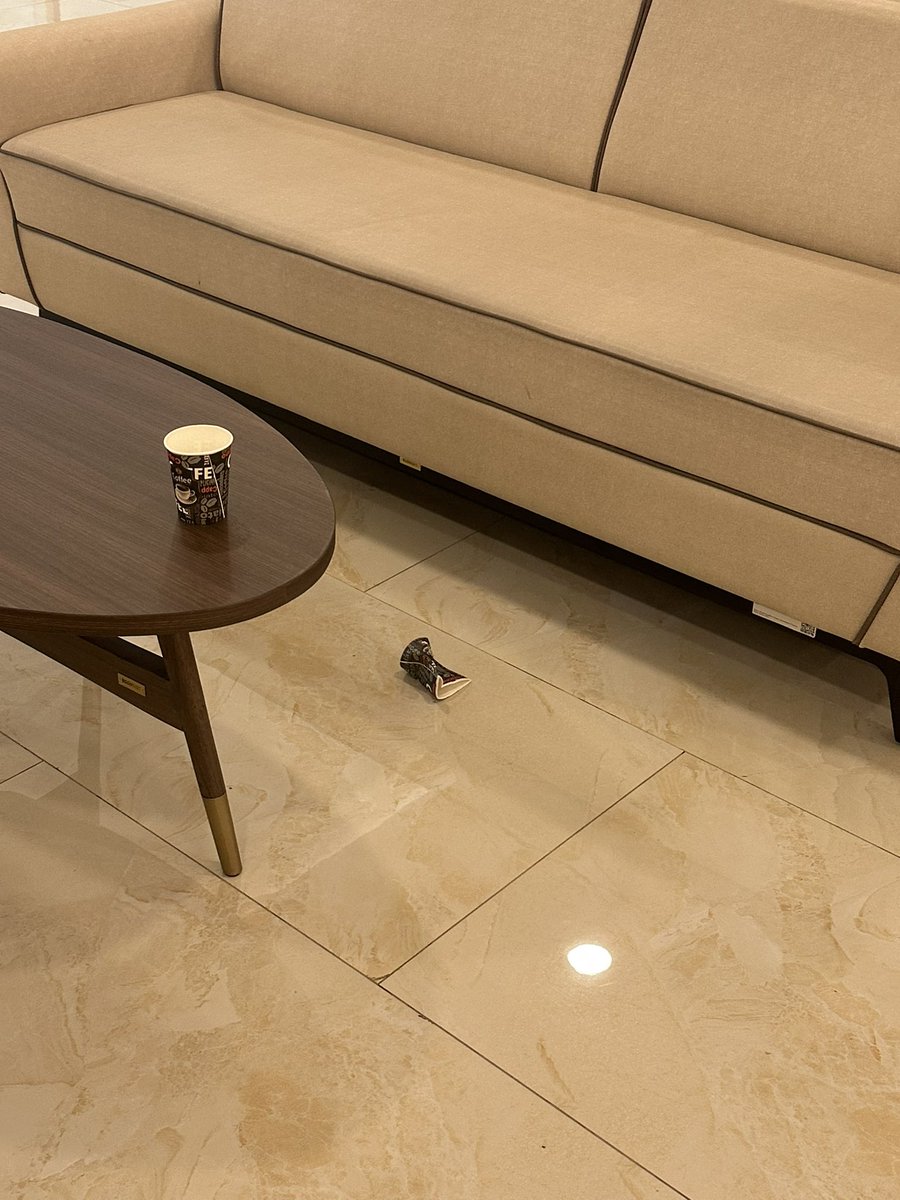 Dibikinin ruang tunggu segini bagus, yaa masih aja nyampah seenaknya..
Susah bgt ya tanggung jawab sm sampahnya sendiri n buang k tmp sampah..
😒😒😒