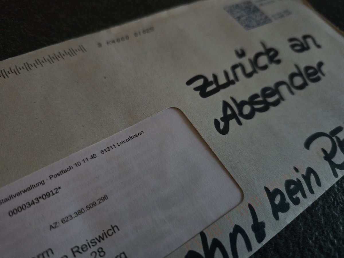 Heute zum 3. Mal einen bereits beschrifteten Brief im Briefkasten, bei dem weder Vor- noch Nachname stimmen und der dahin soll, wo er herkommt.
Liebe <a href="/DeutschePostDHL/">Deutsche Post und DHL News</a>, was versteht ihr nicht an "zurück an Absender"?! Der Absender ist <a href="/leverkusen_de/">Stadt Leverkusen</a> und nicht unser Briefkasten.