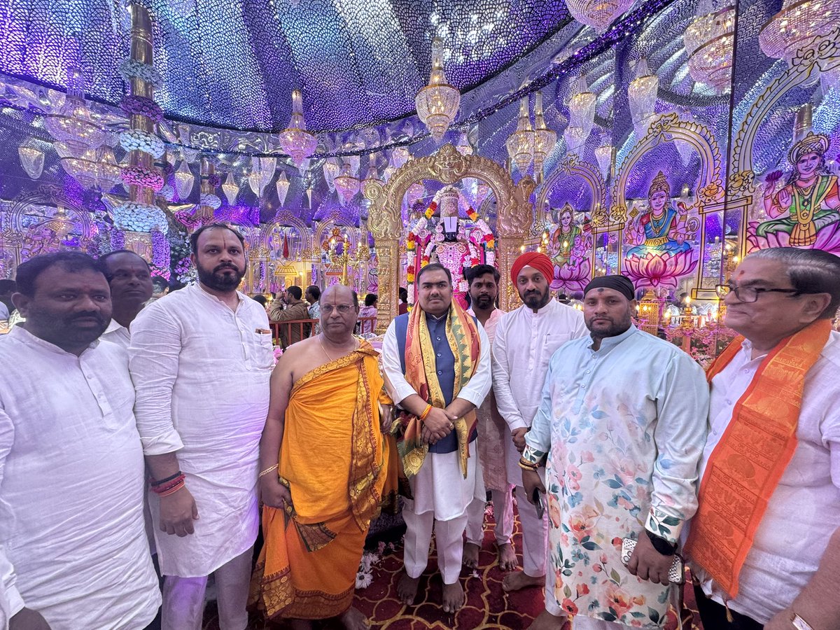 chshekharbjp's tweet photo. !! ॐ नमो भगवते वासुदेवाय !!

बैकुंठ एकादशी के पावन अवसर पर प्राचीन रंगनाथ स्वामी मन्दिर जियागुढ़ा में आयोजित महोत्सव में दिव्य दर्शन का पावन अवसर प्राप्त हुआ।
#VaikuntaEkadasi https://t.co/GuddlmoqLX