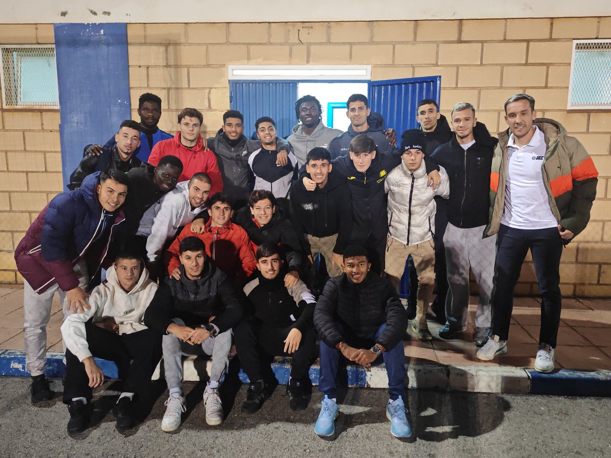 afefutbol's tweet photo. 🤝⚽ VISITAS A VESTUARIOS

🗣️ Encuentro con las plantillas del CF Lorca Deportiva, Águilas FC ‘B’ y Unión Deportiva Ourense para informar sobre los servicios y actividades de AFE. 

💪 ¡Gracias por vuestra atención, compañeros! https://t.co/ZLF7JwjHya