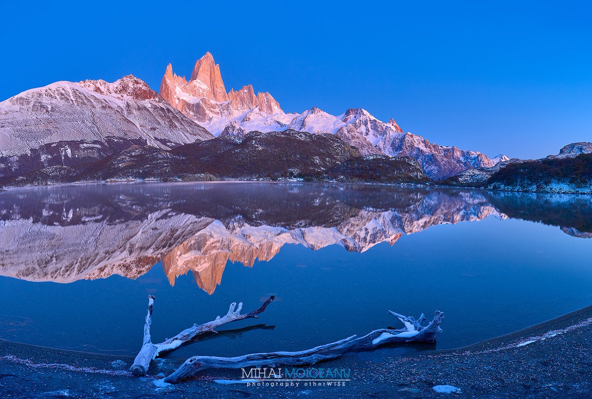 mihai_moiceanu's tweet photo. La Fitz Roy nu ajungi cu grabă. Ajungi cu răbdare.
Zilele trec cu vântul mereu prezent, cu nori care acoperă și descoperă muntele după propriile reguli. În Patagonia înveți repede că nu tu alegi cadrul, ci aștepți ziua aceea rară în care totul se aliniază. Ziua fără vânt. Ziua în https://t.co/LFYw741P3g