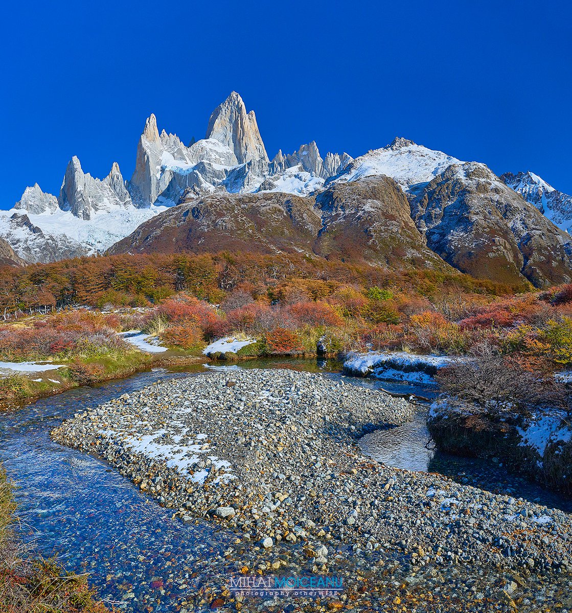 mihai_moiceanu's tweet photo. La Fitz Roy nu ajungi cu grabă. Ajungi cu răbdare.
Zilele trec cu vântul mereu prezent, cu nori care acoperă și descoperă muntele după propriile reguli. În Patagonia înveți repede că nu tu alegi cadrul, ci aștepți ziua aceea rară în care totul se aliniază. Ziua fără vânt. Ziua în https://t.co/LFYw741P3g