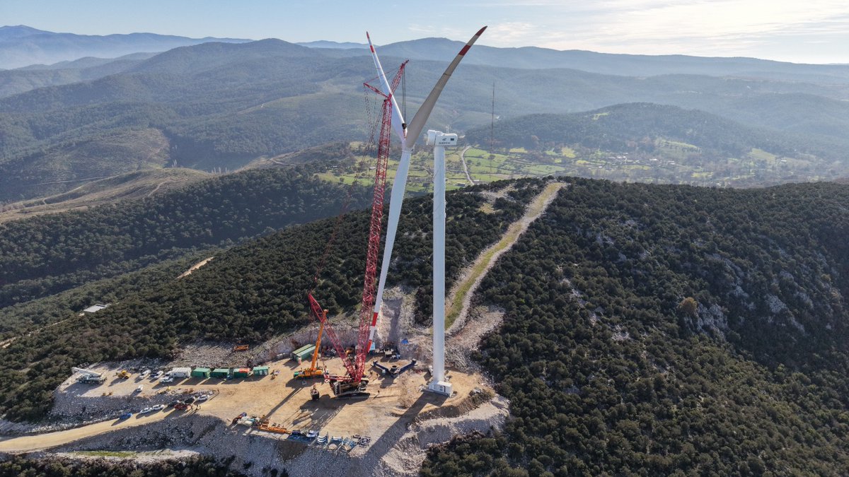 The installation of 81-meter-long wind turbine blades weighing 25 tons, along with the generator, nacelle, hub, and tower components, the heaviest of which weighed 118 tons, was successfully completed.
The operation was carried out using an 800-ton lifting capacity SANY SCC8000A
