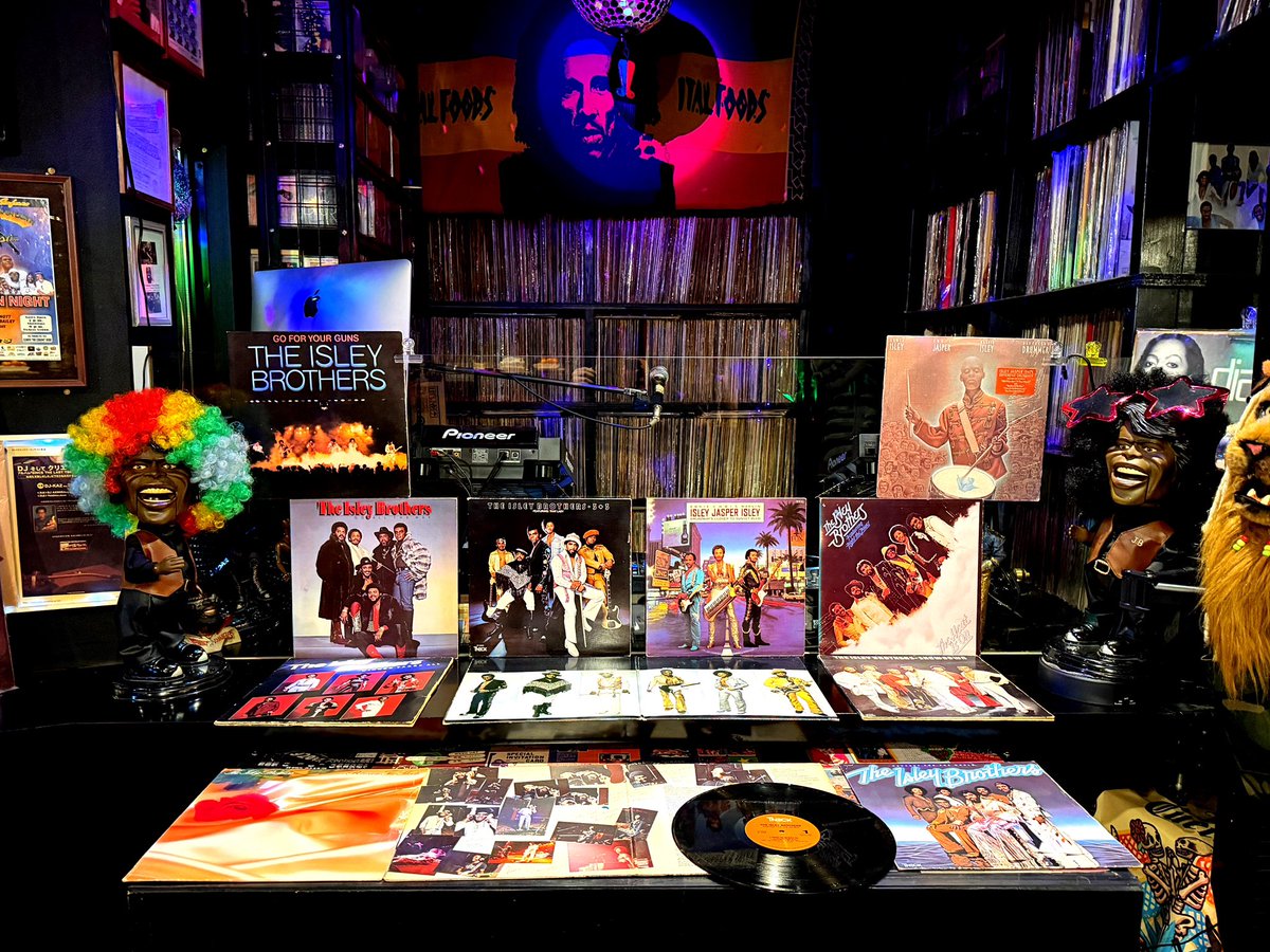 DST_DJ_Taka's tweet photo. 今日12月30日(火)は、1973年の3+3時代から1983年のBetween The Sheetsまで Isley Brothers 第二黄金期の音楽面を支えた故Chris Jasperさんがご存命なら74歳、天国で迎える初の誕生日、H.B.D. !!!
Fight 〜
https://t.co/On0GrFizWn
#musicbar #soulbar #dance #高円寺 #dst #dopesoultraxx #Isley https://t.co/2icOD2cRkL