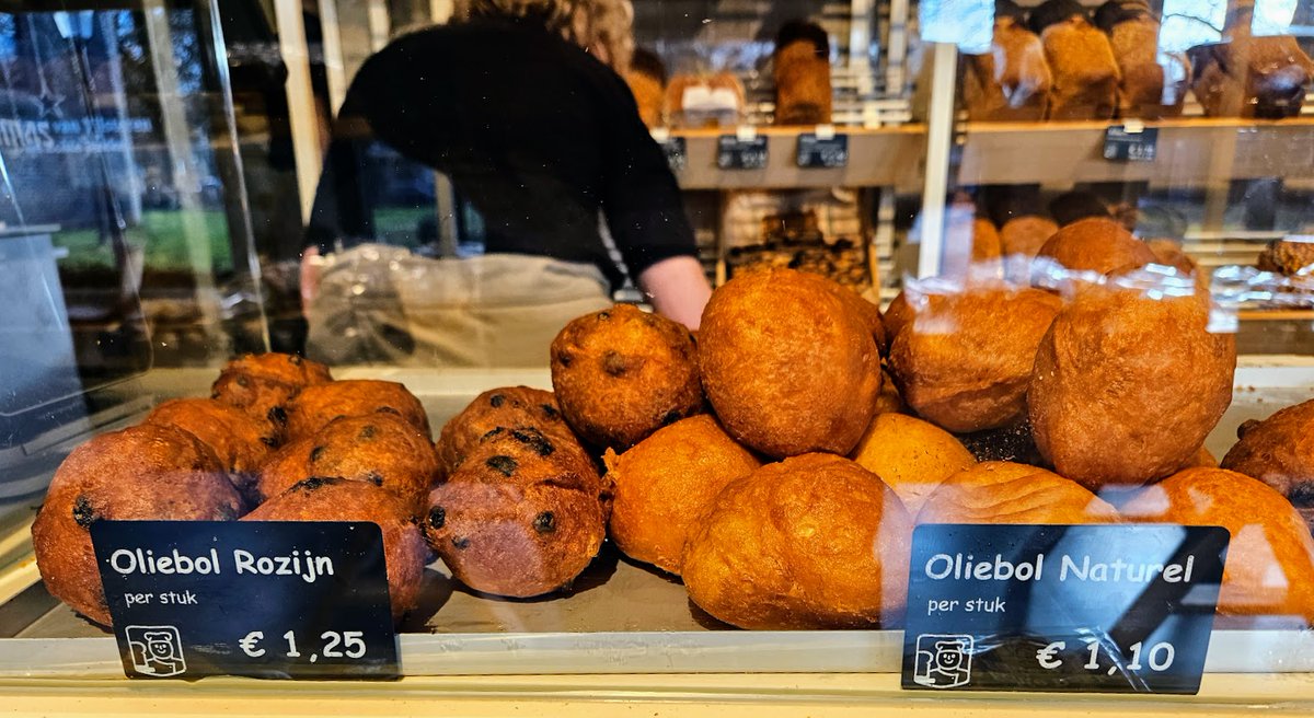 Het hele straatje in Diever geurde naar oliebollen. Ik kon de verleiding niet weerstaan. Een paar om er alvast een beetje in te komen voor morgen 😉