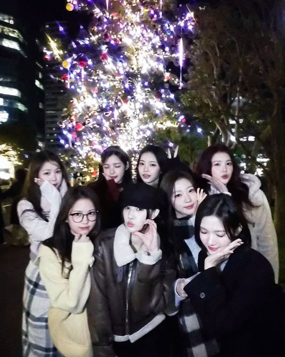 juuncim's tweet image. 🎄𑁯 ˖  ׁ  Under a cascade of twinkling lights, laughter gathers and memories glow brighter than the night. 가장 행복한 밤! ˚⸝