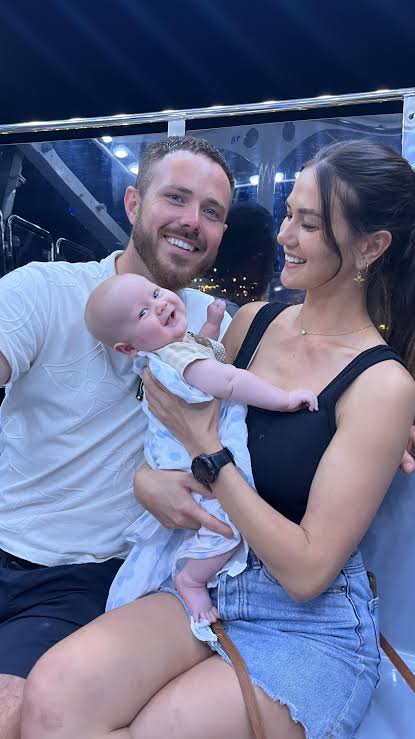 CryCrybaby90's tweet photo. What a cute little family. #bellowdeckmed https://t.co/wCNwAssj3g