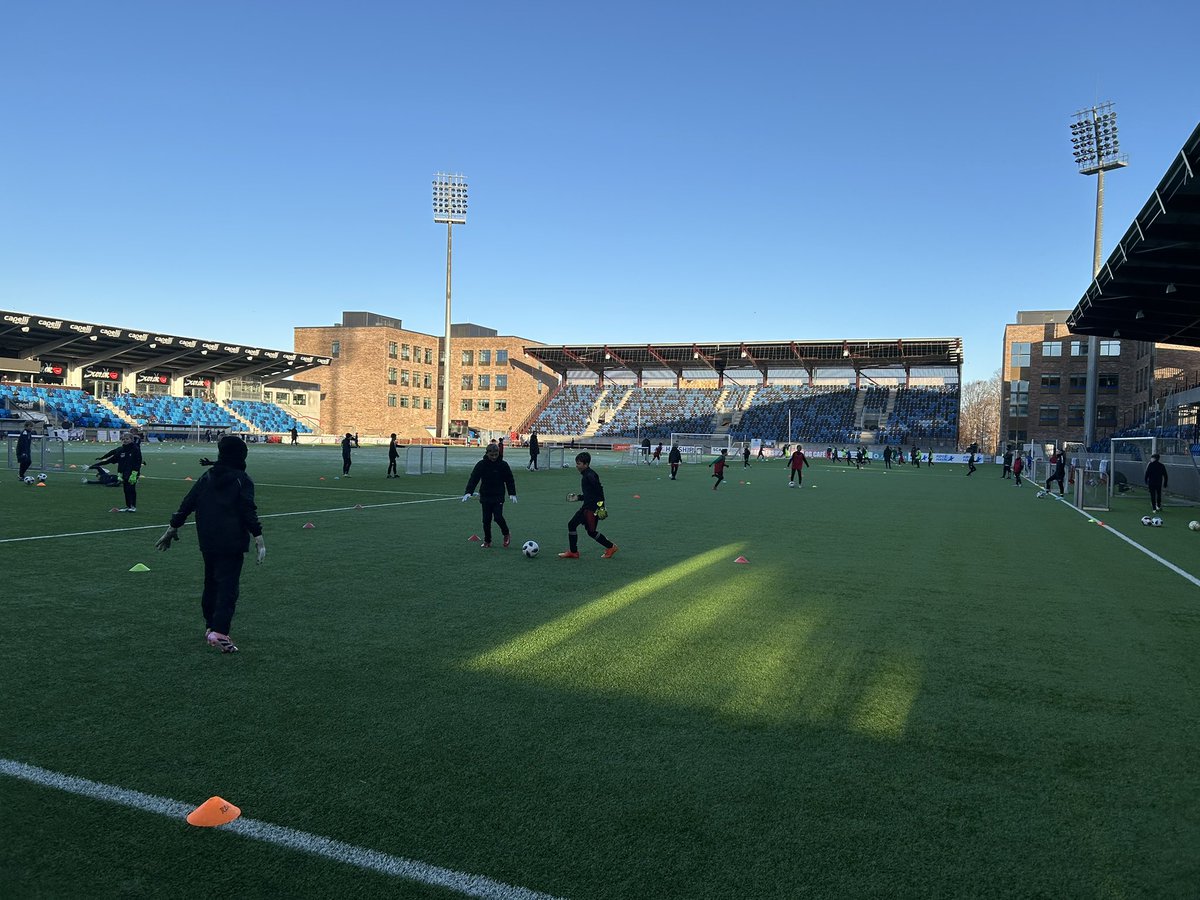 It’s been a fantastic three days working with the goalkeepers at RBKøge. I also really enjoyed meeting and working with new coaches from Denmark, Millwall, RSC Anderlecht, and OH Leuven.

A big thank you to Kenneth Santa and his family of coaches for making me feel so welcome 🧤