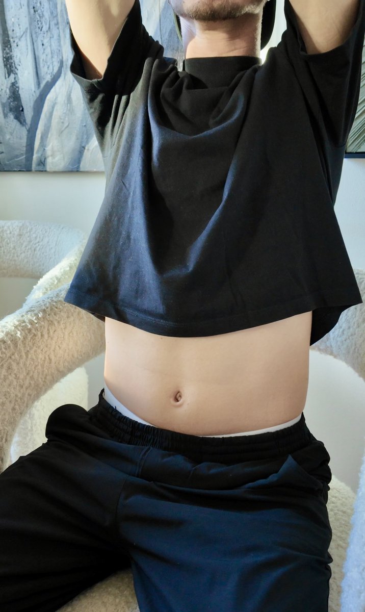 JimmyRoseee's tweet image. Do you like it when I’m stretching my back and my navel is exposed?🤭🤭