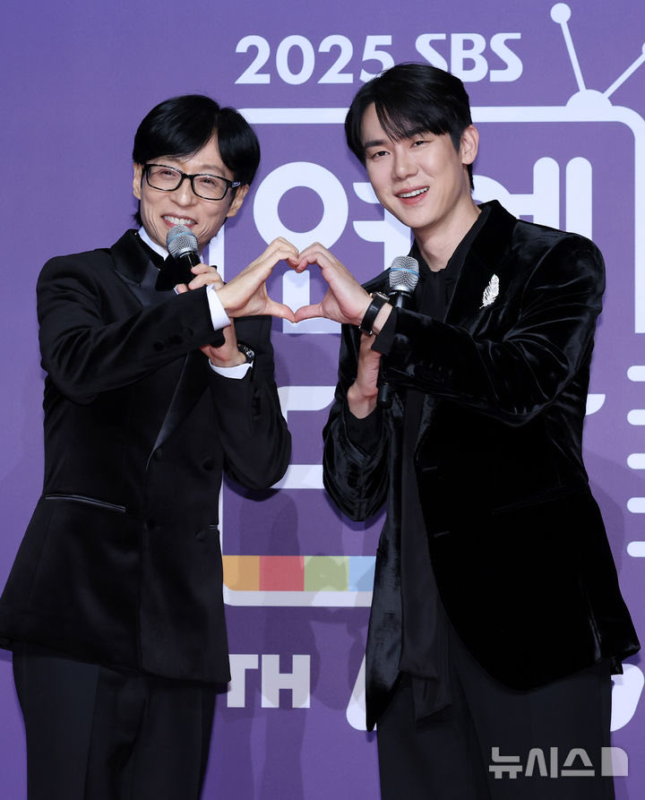 myysyoo_'s tweet photo. 2Yoo MC, Best Couple UP Awardee. 🫶🏼

#유연석 #YooYeonSeok #WheneverPossible #틈만나면 #YuJaeSuk https://t.co/3McM8IqZ0b