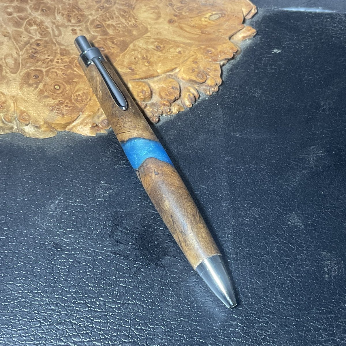 hato_craft's tweet photo. 今年の削り納めということで…
オレゴンマートルバールとレジンのレジンウッドボールペンです。
私が大学に入学すると共に実家を離れたためあまり作品を作れませんでした…来年はイベント参加等も大学に支障がない程度にしていこうと思いますのでよろしくお願い致します。 https://t.co/umPfKj73He
