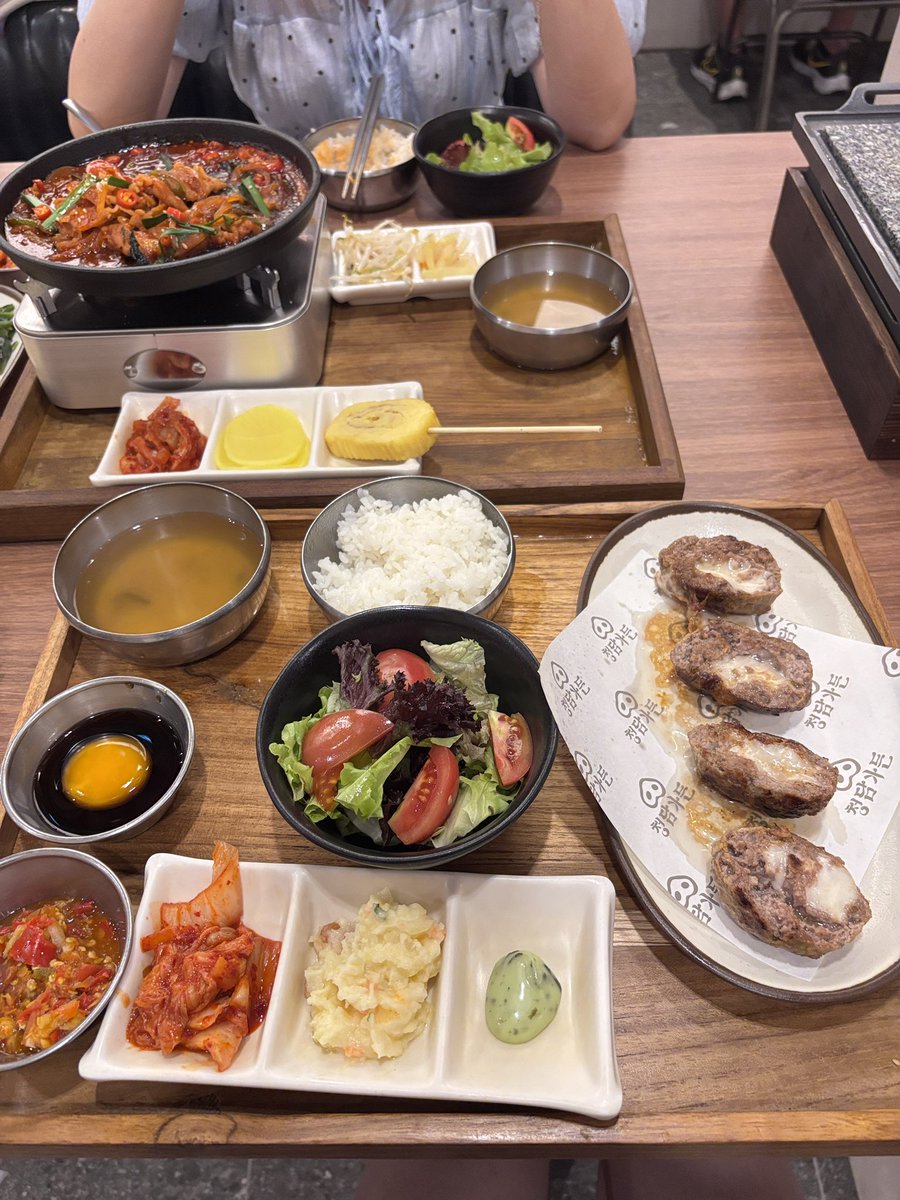 Justwanna_'s tweet image. เมื่ิอวานไปกินร้านอาหารเกาหลีมาเห็นเขาบอกเปิดใหม่ที่ Central park
📍Cheongdam Garden
เป็นเซ็ตๆ ราคาตั้งแต่ 200กว่าๆไปจนถึง700++ นี่สั่งชุดแฮมเบิร์กไส้ชีส (หมู370฿/เนื้อ390฿) อดใจไม่ไหวเลยสั่งเนื้อ🥹
🥩ชุดนึงใหญ่อยู่นะ ได้ข้าว ซูป สลัด มีพนง.มาย่างให้ เครื่องเคียงเยอะ…