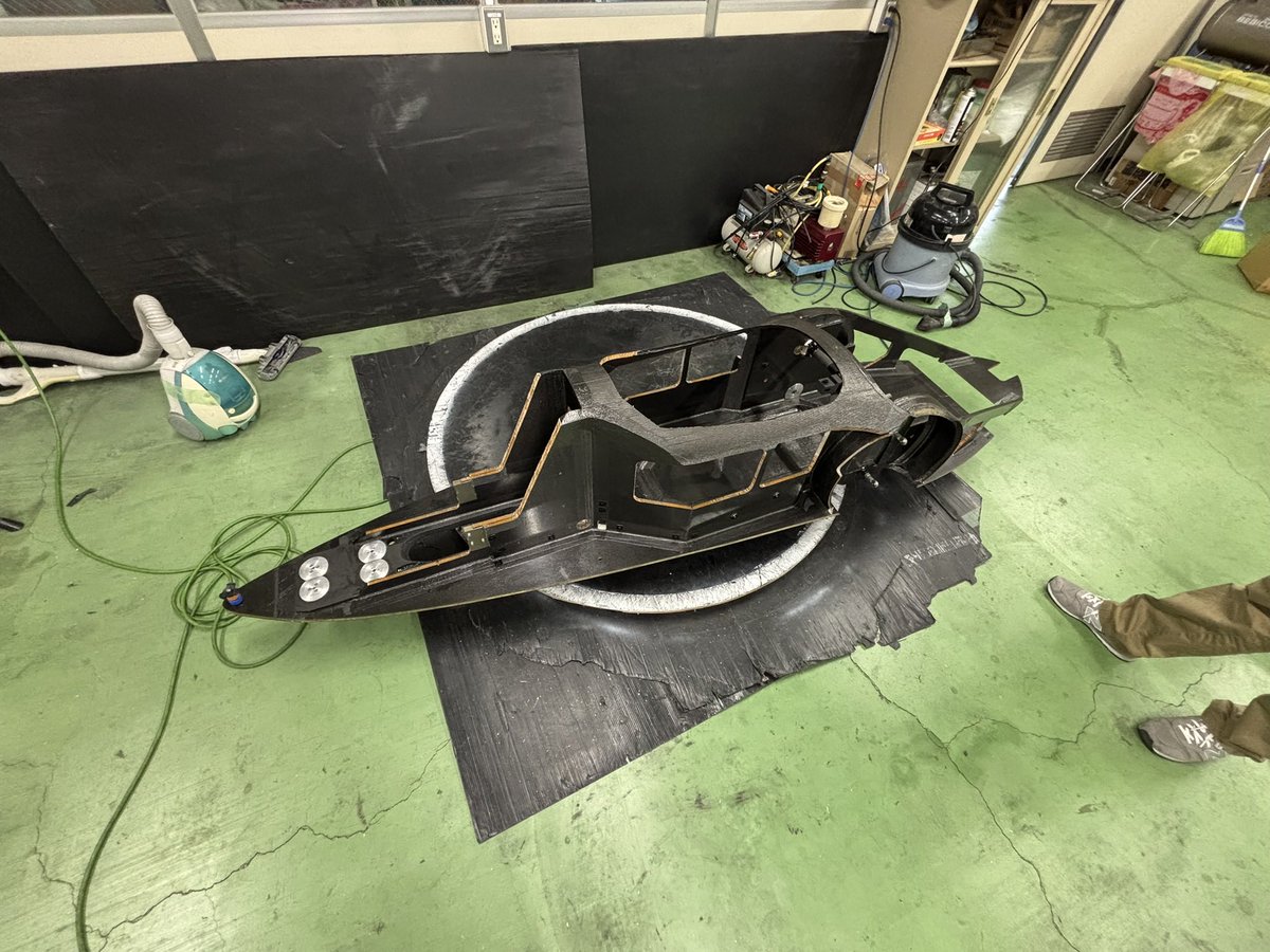 FactoryWeekend's tweet photo. 数年前にレンタルドライバーが鈴鹿の1コーナーを80km/hオーバーで横転させたことあるけど、ドライバーは擦り傷すらなかった。
頭はもちろん手足含めてフレーム���ら体が出せない構造。制動力確保のためブレーキはフロントに2系統。少しでも雨降ったら走行中止する運用.etc
エンジョイ勢なので安全第一。 https://t.co/nio6pwcDsf