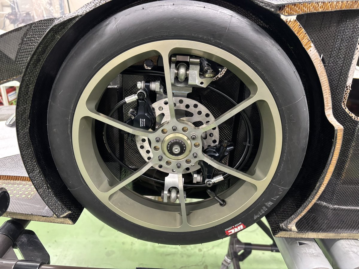 FactoryWeekend's tweet photo. 数年前にレンタルドライバーが鈴鹿の1コーナーを80km/hオーバーで横転させたことあるけど、ドライバーは擦り傷すらなかった。
頭はもちろん手足含めてフレーム���ら体が出せない構造。制動力確保のためブレーキはフロントに2系統。少しでも雨降ったら走行中止する運用.etc
エンジョイ勢なので安全第一。 https://t.co/nio6pwcDsf