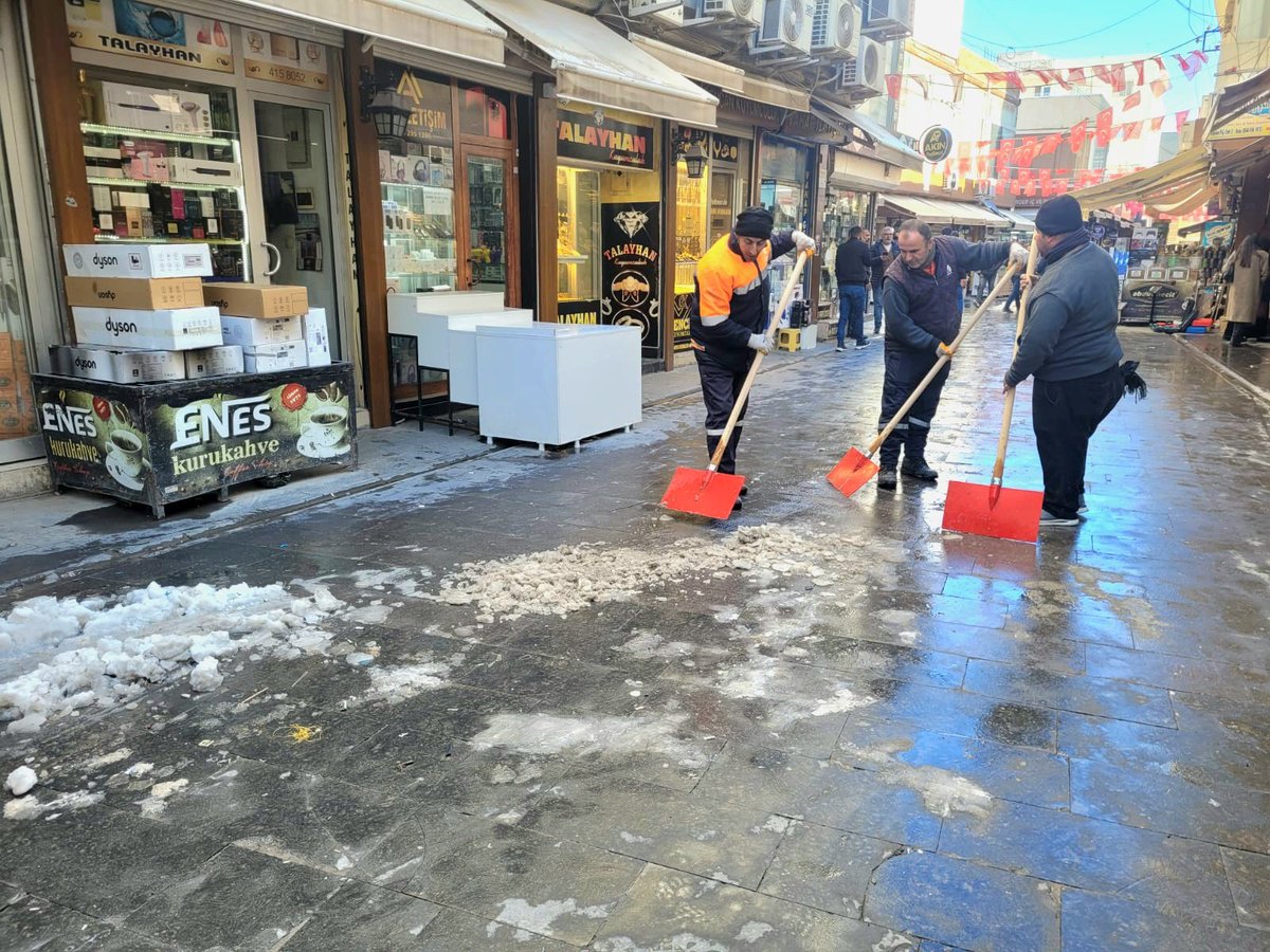 Temizlik İşleri Müdürlüğümüze bağlı ekiplerimiz, çarşı merkezinde kar küreme çalışmalarını aralıksız sürdürmektedir. Halkımızın yoğun olarak kullandığı geçiş güzergâhlarında daha güvenli ve sağlıklı bir ulaşım sağlamak amacıyla çalışmalar titizlikle devam etmektedir.