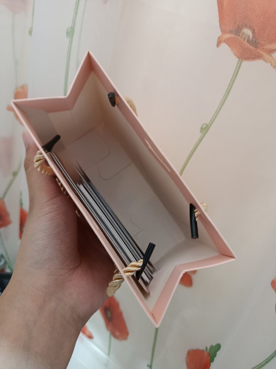 csill_writer's tweet photo. this was packed with different photocards when i entered the event, i'm glad i was able to give out majority of them away as gifts! 💛 https://t.co/sNd4WKNkQ2