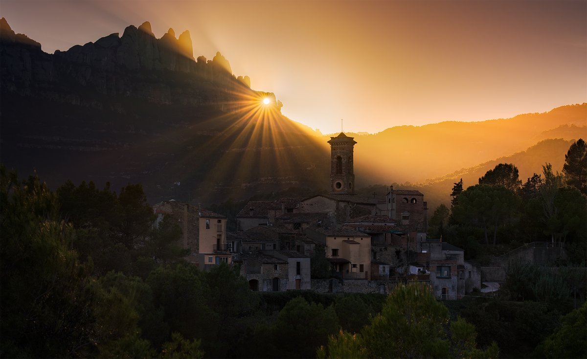 “Where the Sun passes right through the ‘Roca Foradada’ in Montserrat, creating a magical and fleeting moment of light.”
📷 Sony a7r III | 89mm | ƒ/11 | Bracketings | ISO 100
👉 Photo by Jordi de Temple.
📍 Planned with PhotoPills: photopills.com