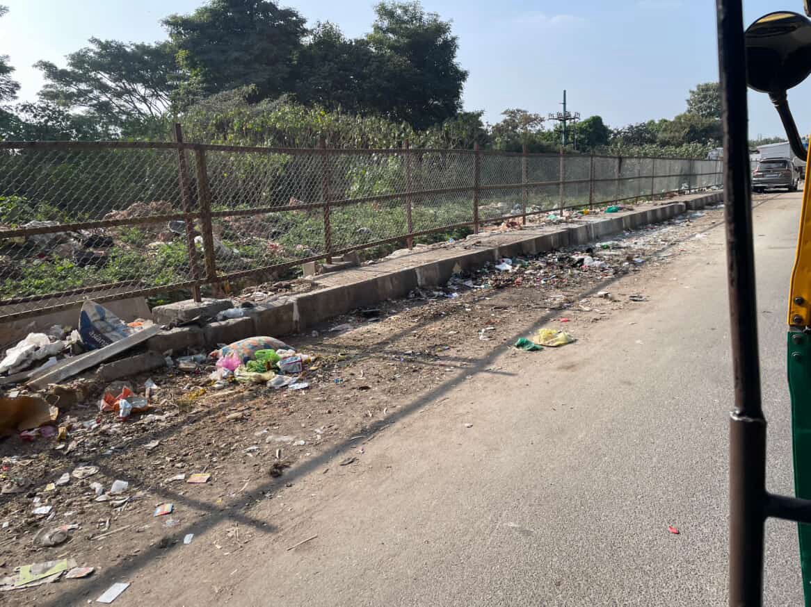 A regular traveller, Prithvi Parthiban, has shared photos showing garbage piling up on the stretch near SMVT Byappanhalli. 

This is a daily commuting route and deserves urgent attention. Requesting <a href="/BCCCofficial/">Bengaluru Central City Corporation</a> authorities to act at the earliest. <a href="/GBAChiefComm/">Maheshwar Rao.M, IAS</a> 

#Bengaluru