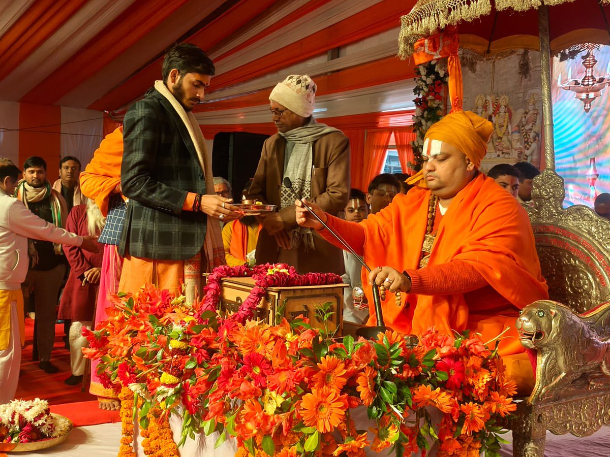 ShriRamTeerth's tweet photo. प्रतिष्ठा द्वादशी के कार्यक्रमों के क्रम मे आज प्रातः काल श्री श्री आनंदमयी माँ मानस परिवार, कानपुर द्वारा श्री रामचरितमानस का सस्वर वाचन हुआ, तथा दिन में पूज्य रामदिनेशाचार्य जी महाराज द्वारा श्री रामकथा का प्रवचन हुआ।

आज सायं ५ से ७:३० बजे तक छत्तीसगढ़ स्थित गुरु घासीदास विश्वविद्याल�� के छात्रों द्वारा रामलीला का मंचन किया जाएगा, तत्पश्चात श्री मोहित शेवानी के नेतृत्व में भोपाल के कलाकारों द्वारा श्री रामकथा की संगीतमय आध्यात्मिक प्रस्तुति की जाएगी। यह सभी कार्यक्रम अंगद टीला स्थित पंडाल में चल रहे हैं।

As part of the Pratishtha Dwadashi programmes, Shri Ramcharitmanas was recited this morning by Sri Sri Anandmayi Maa Manas Parivar, Kanpur, followed during the day by a discourse on Shri Ramkatha delivered by Pujya Ramdineshacharya Ji Maharaj.

This evening, from 5:00 to 7:30 PM, students of Guru Ghasidas University, Chhattisgarh, will present a staging of the Ramlila. Thereafter, artists from Bhopal, led by Shri Mohit Shewani, will offer a musical and spiritual presentation of Shri Ramkatha. All these programmes are being held in the pandal at Angad Tila.