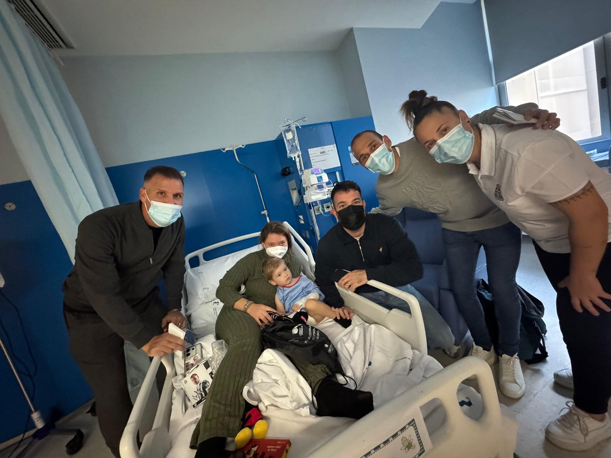 SOCIAL | El FC Cartagena realiza esta mañana la visita a la planta infantil del Hospital Santa Lucía con motivo de las fiestas navideñas.

🤍🖤 Los capitanes Ortuño y Nacho, acompañados de la entrenadora del femenino Jessy, las jugadoras Martina y Nerea, y la directiva de la