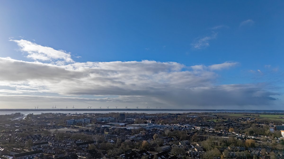 Zonnig Zeeland met regenbuitjes langs de kust 🌤️ #weerfoto #dronefoto #Hellevoetsluis <a href="/EilandVoorne/">voorne aan zee</a> <a href="/KikiBo21937/">Monique Bormans</a> <a href="/johan_klos/">Johan Klos</a> <a href="/BasMunne/">BasMunne</a> <a href="/MRTfotografie/">Marianne Rouwendal🌿</a> <a href="/WNLVandaag/">WNL Vandaag</a> <a href="/EdAldus/">Ed Aldus</a> <a href="/BuienRadarNL/">Buienradar</a> <a href="/janvissersweer/">JAN VISSER</a> <a href="/weerverteller/">Weerverteller.nl</a> @weerplaza