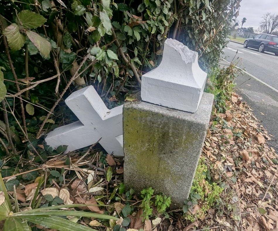 République française, Pau, boulevard de la Paix. Croix fracassée le jour de Noël.