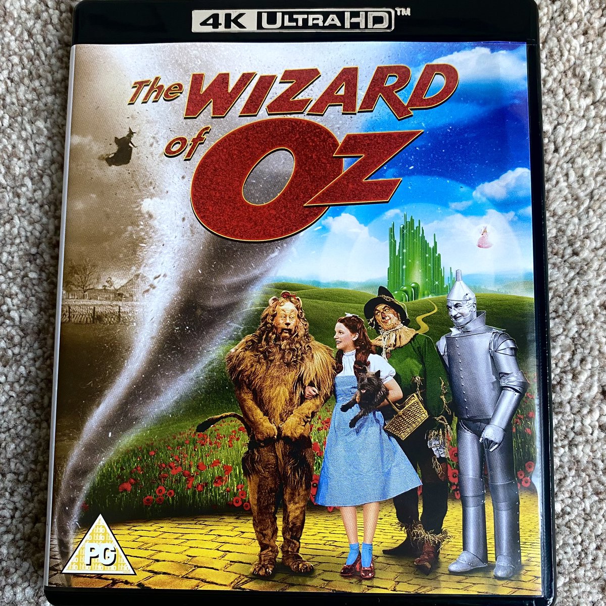 A psychedelic dreamscape of pure high camp. The Wizard of Oz (1939), dir. Victor Fleming, still enchants. Songs etched into our minds, and Margaret Hamilton’s scene-stealing Wicked Witch is unforgettable. Happy New Year.