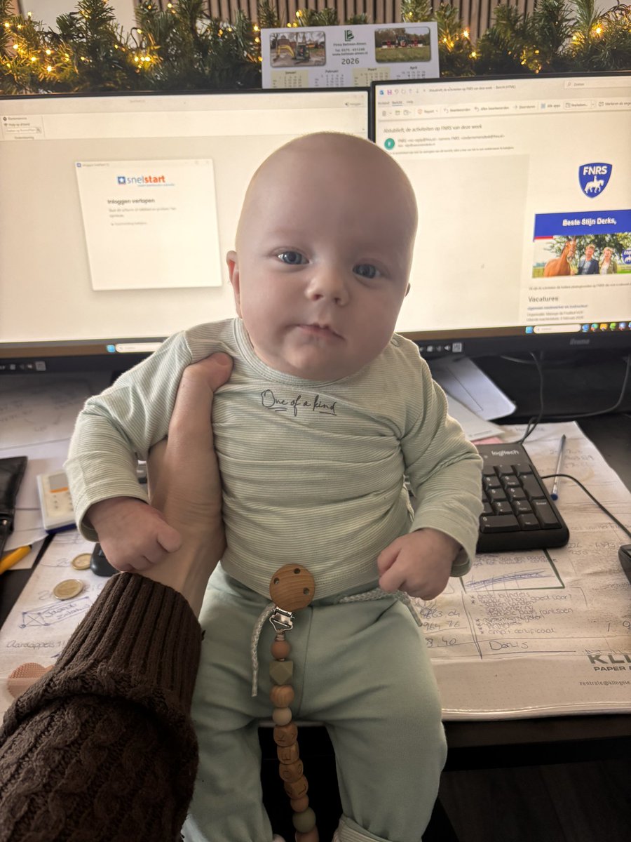 Even een uurtje op kantoor met de kleine directeur en dan door met het “vrije dagen schema”

Even lekker niks en tijd voor het gezin!