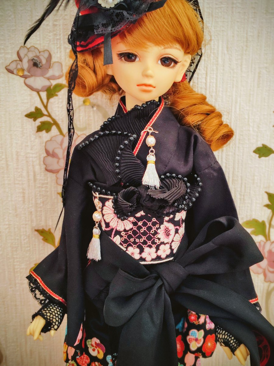 kazunee820's tweet photo. 新年に着るお衣装
ちょっと姐御風
今年は
＃マツオヒロミ展
に出会い、ドールちゃんに新しいお衣装を誂える事が出来ました。来年もマツオヒロミ様の世界を堪能したいです。
＃レトロモダンファンタジア
＃スーパードルフィー https://t.co/Lv0UqIBS4O