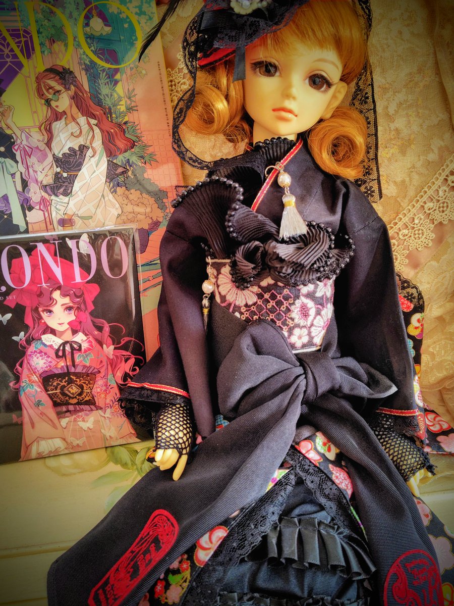 kazunee820's tweet photo. 新年に着るお衣装
ちょっと姐御風
今年は
＃マツオヒロミ展
に出会い、ドールちゃんに新しいお衣装を誂える事が出来ました。来年もマツオヒロミ様の世界を堪能したいです。
＃レトロモダンファンタジア
＃スーパードルフィー https://t.co/Lv0UqIBS4O