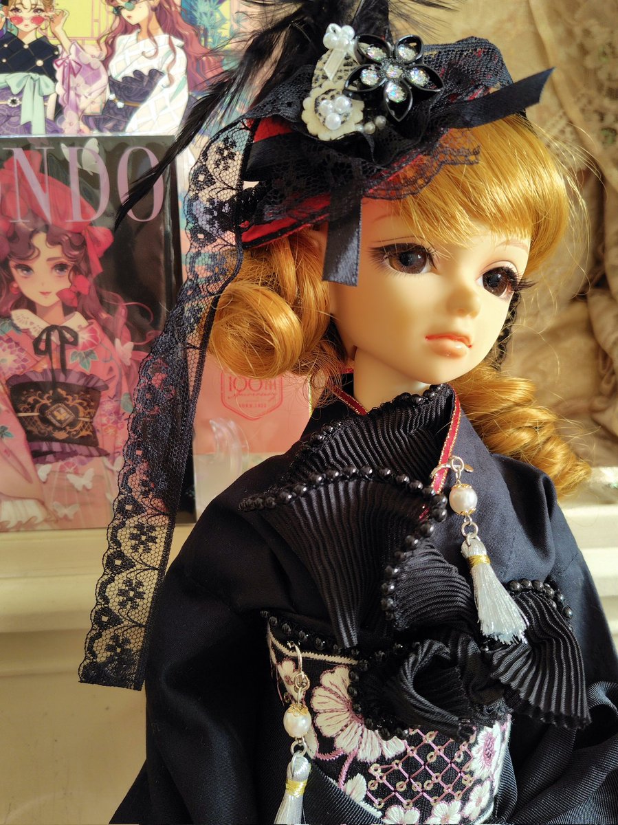 kazunee820's tweet photo. 新年に着るお衣装
ちょっと姐御風
今年は
＃マツオヒロミ展
に出会い、ドールちゃんに新しいお衣装を誂える事が出来ました。来年もマツオヒロミ様の世界を堪能したいです。
＃レトロモダンファンタジア
＃スーパードルフィー https://t.co/Lv0UqIBS4O