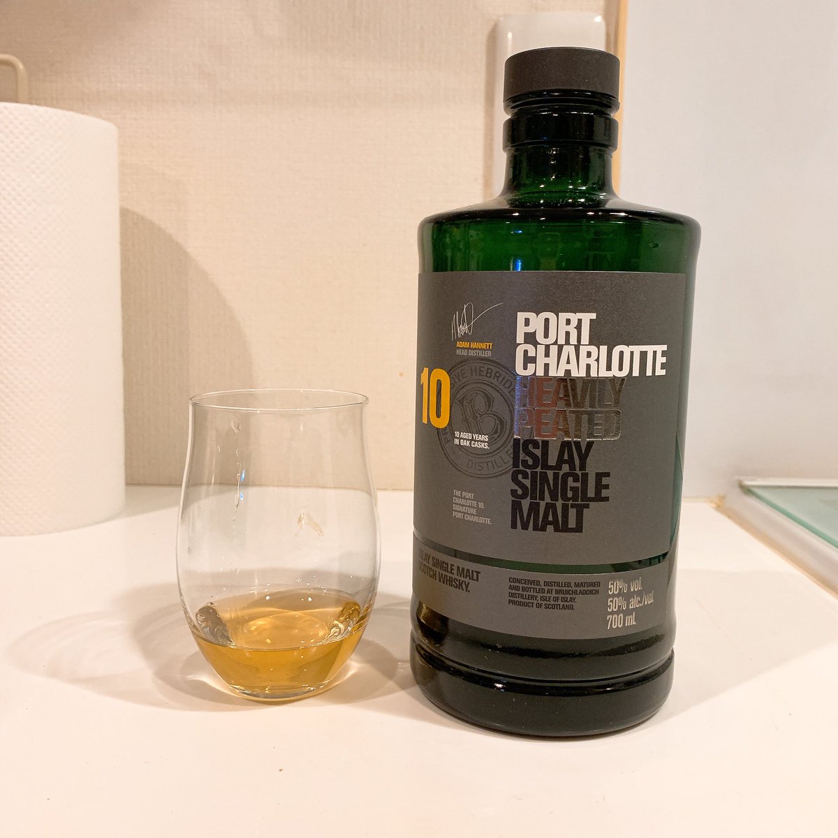 barock8888's tweet image. 続きまして、スコッチ ポートシャーロットなう。ふう。

洗い物終わりまして、ひと舐めしつつ、キッチンの気付いた細かいところを拭いています。
乾拭きすると良い感じ😊！

#Singlemalt
#Scotch
#Whisky