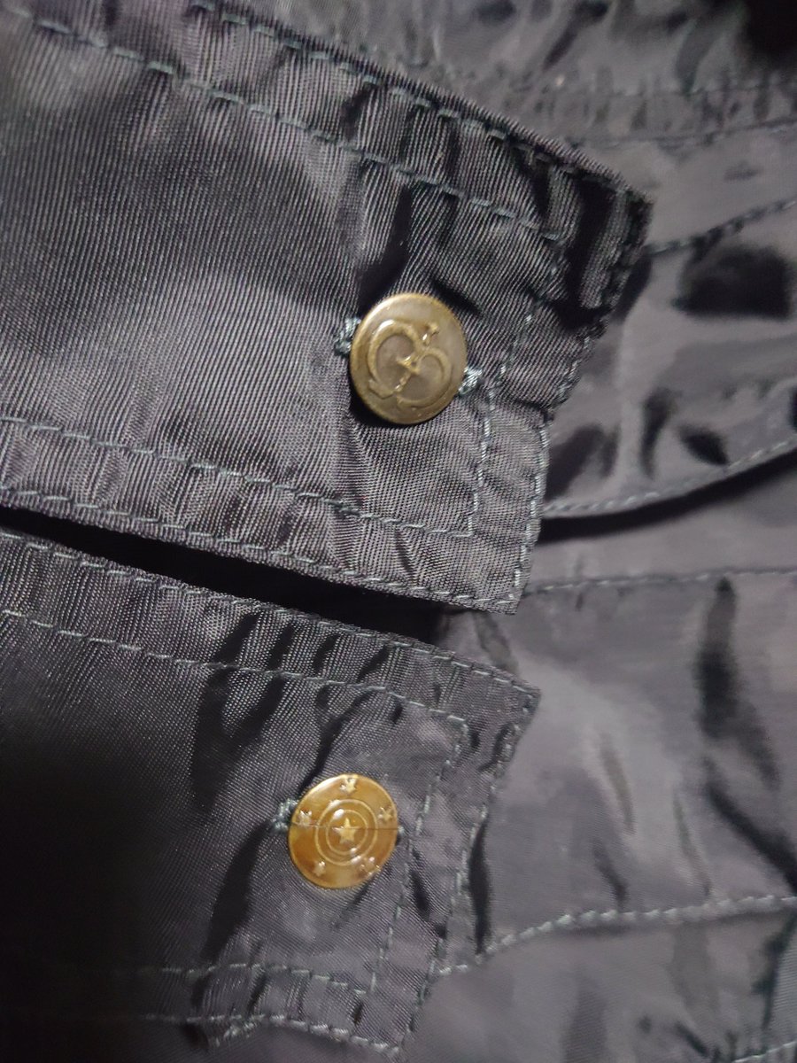 今回届いたもの📦️
Kaskad Shadow0
整備兵用(？)のブタンの上着今回ので上下揃いました
6sh104 PKM
これによって6sh208になりました✨️
来年の山フロはPKMも運用していきたいですね
Kaskad Shadow-0は場所によってボダンが違うところがあり‥補修したものなのか始めからなのか