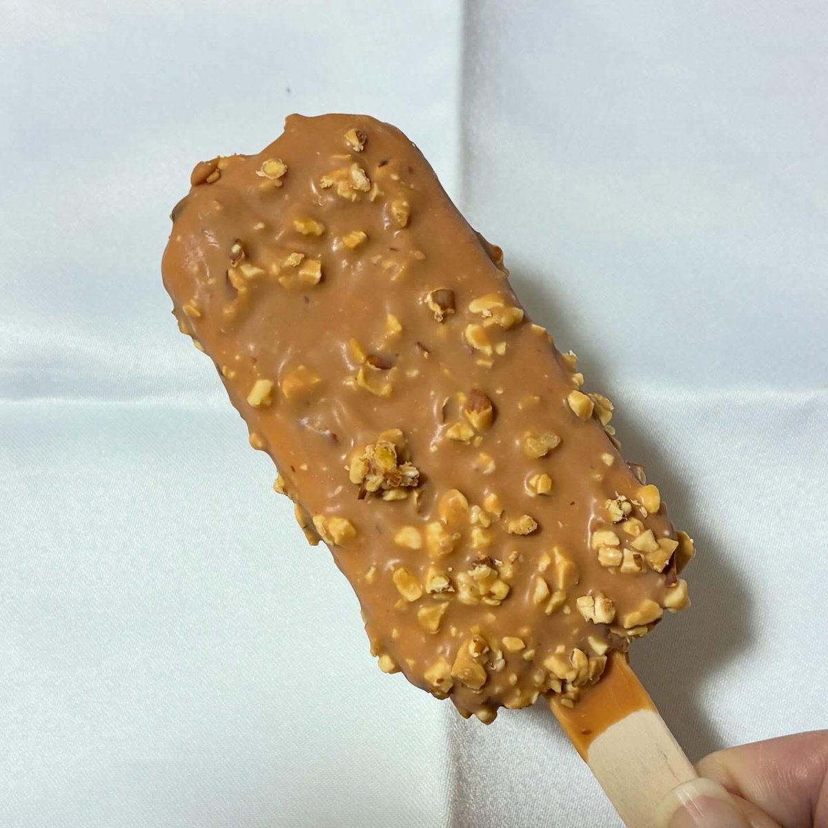 【12月30日(火)の〆アイス】今日もカリカリ。12月23日に発売されたセブンのチョコレートバーシリーズ新作。マカダミアナッツとアーモンドのカリカリがお口の中で踊りまくり。ミルキーなキャラメルアイスと絡んで堪らん、もう。
『キャラメルナッツチョコバー』 ★★★★★
#アイス #セブン