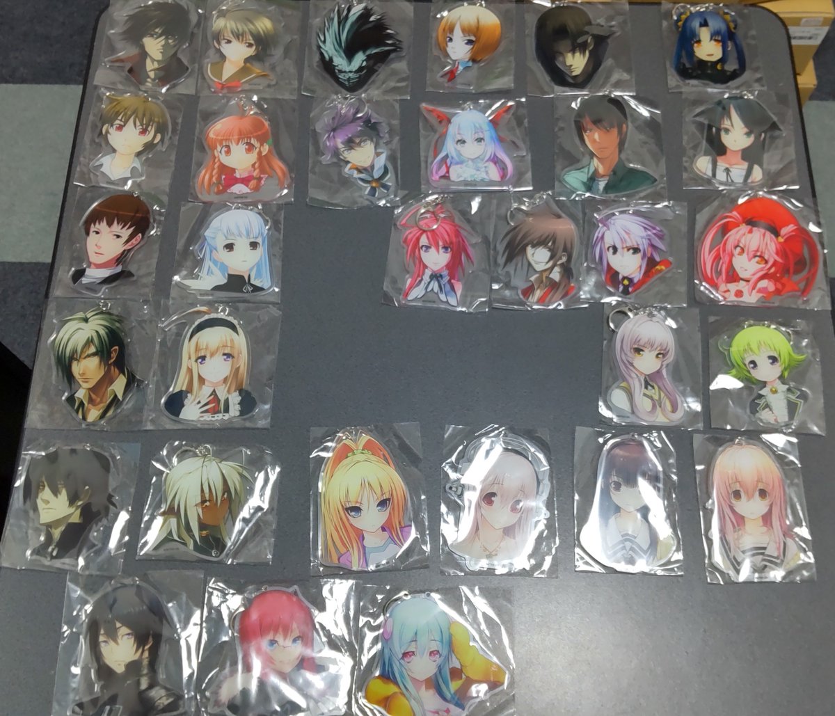 doko_phantomoon's tweet photo. 冬コミ、お顔コレクションガチャ31回やって何とかここまで揃いました。
一日の人数制限もあるのでソロだとこれが限界ですが、壮観ですね。
塵骸魔京:九門克綺
続・殺戮のジャンゴ:黒のフランコ
スマガ:うんこマン(仮)、スピカ
みにくいモジカの子:双葉みゆ
↑の残り5つは後日の通販で買います💪 https://t.co/FM2OLBeSIo